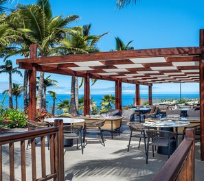 2 restaurantes; se sirven desayunos, almuerzos y cocina internacional