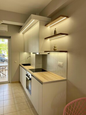 Comfort House, 2 Bedrooms | Private kitchen | Full-sized fridge, microwave, oven, stovetop