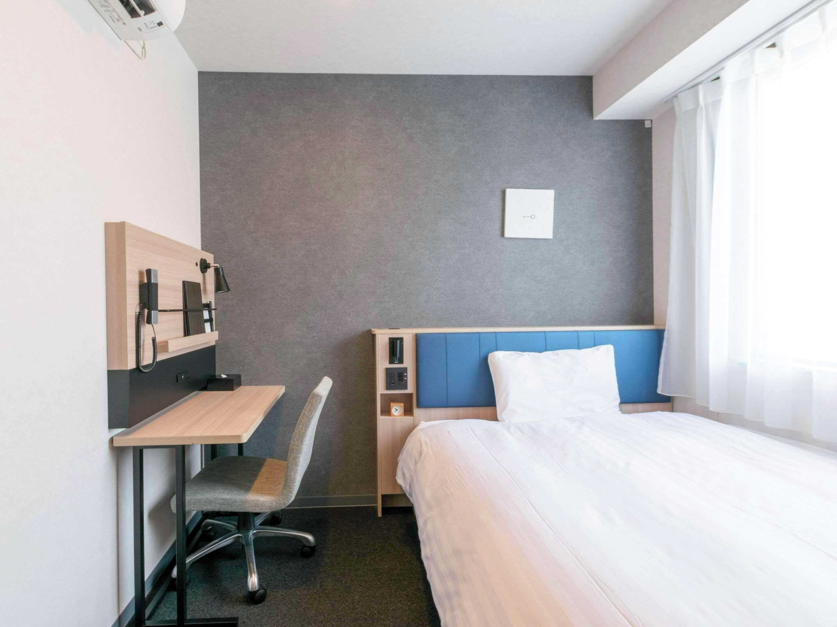 standard room, 1 double bed, non smoking | 1 bedroom, in-room safe, desk, laptop workspace