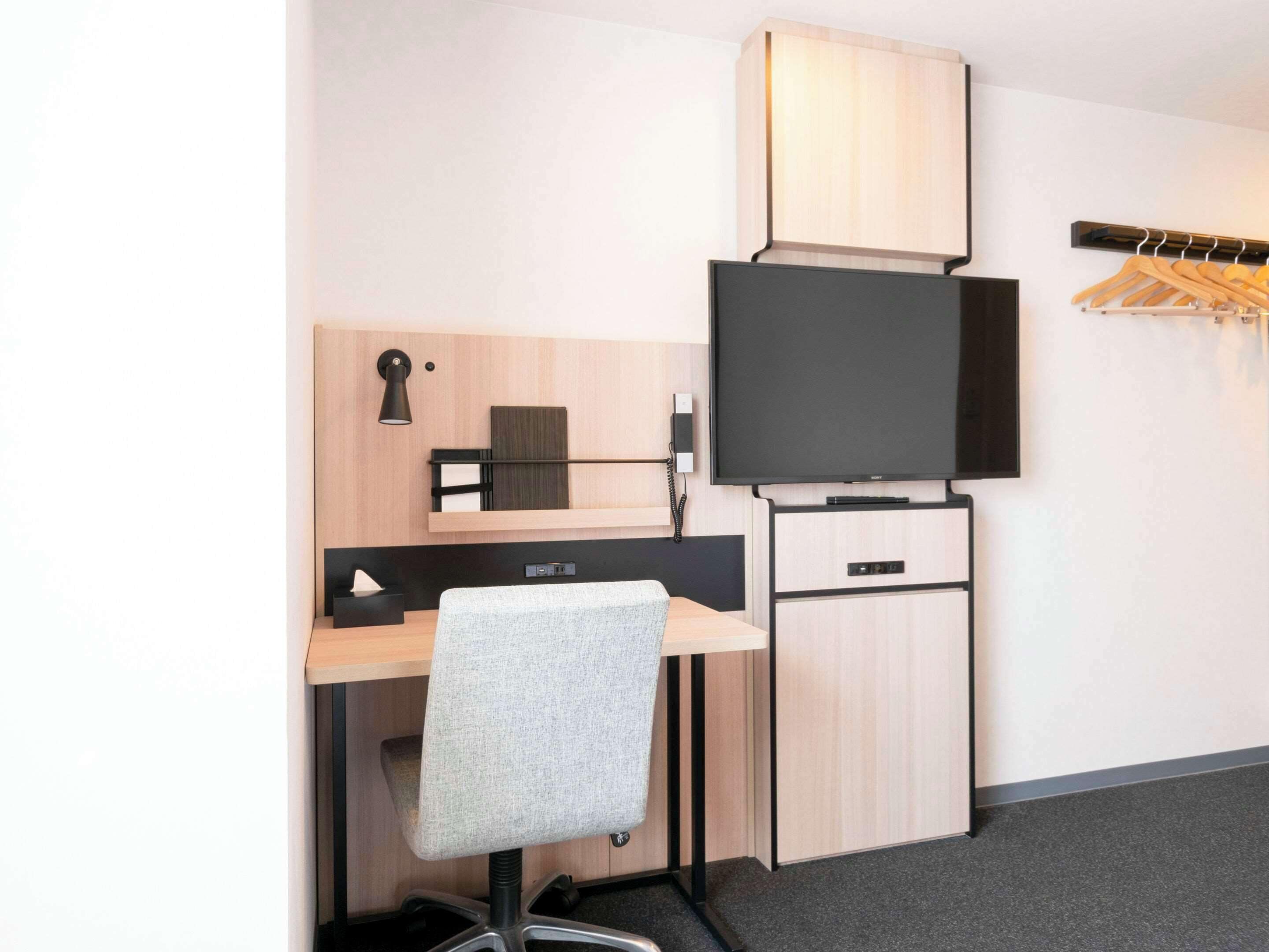 standard room, 1 queen bed, non smoking | 1 bedroom, in-room safe, desk, laptop workspace