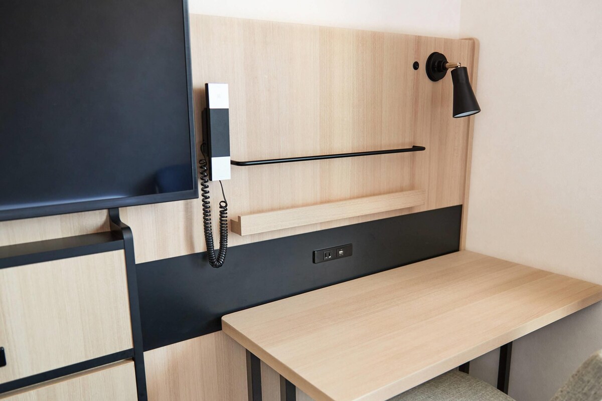 Standard Room, 1 Queen Bed, Non Smoking | In-room safe, desk, laptop workspace, blackout drapes