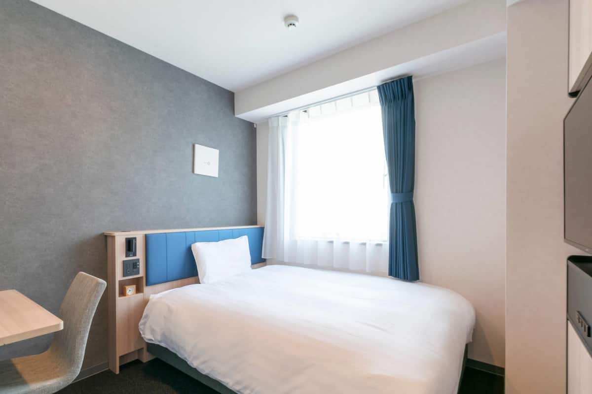 Standard Room, 1 Double Bed, Non Smoking | In-room safe, desk, laptop workspace, blackout curtains