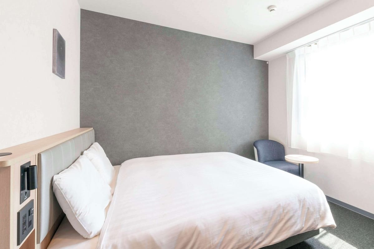 Standard Room, 1 Katil Ratu (Queen), Non Smoking | Peti besi dalam bilik, meja, ruang kerja komputer riba