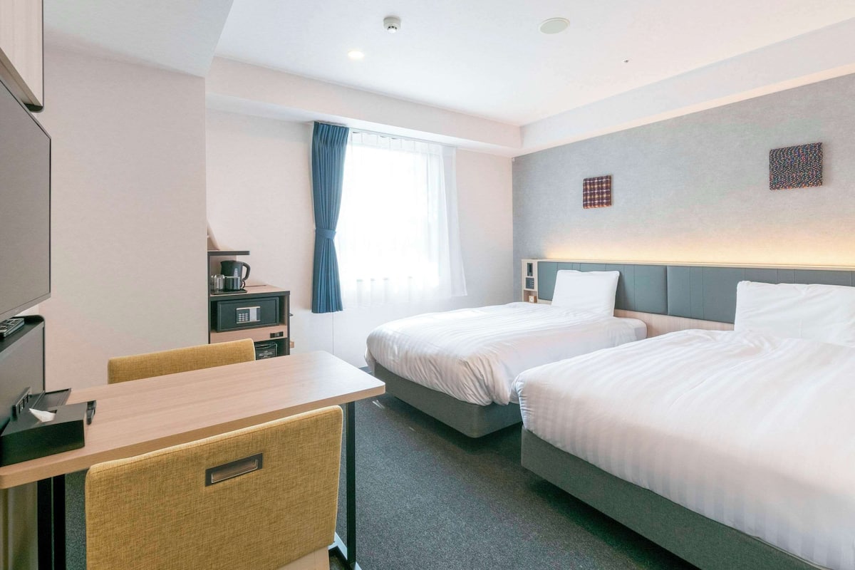 Standard Room, 2 Katil Bujang (Single), Non Smoking | Peti besi dalam bilik, meja, ruang kerja komputer riba