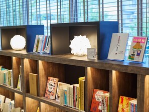 Ein Bücherregal mit Büchern und dekorativer Beleuchtung.