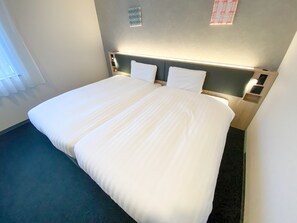 Standard Room, 2 Single Beds, Non Smoking | In-room safe, desk, laptop workspace, blackout curtains - Comfort Hotel Nagoya Meiekiminami (Nagoya)