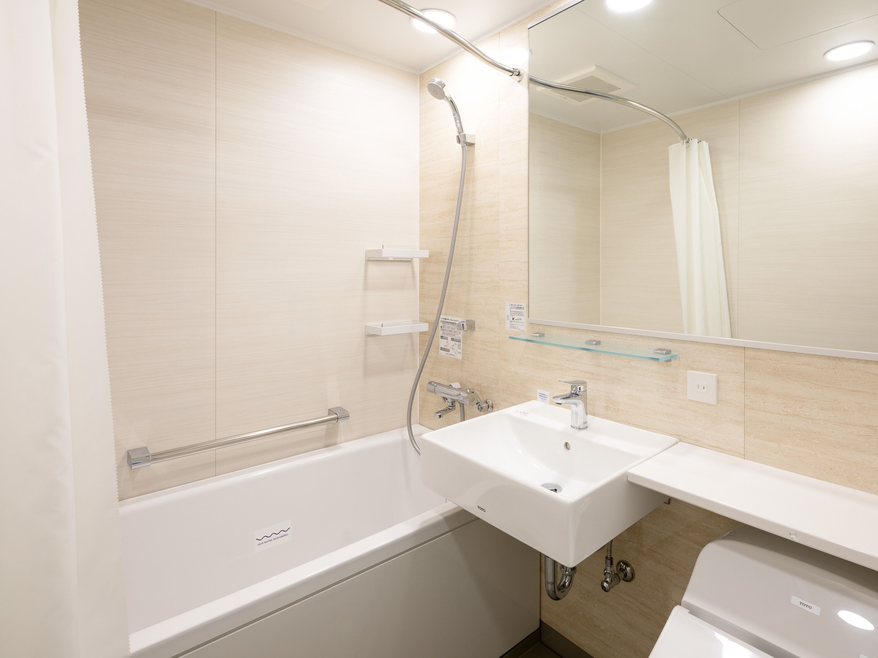 combined shower/bathtub, hair dryer, slippers, bidet