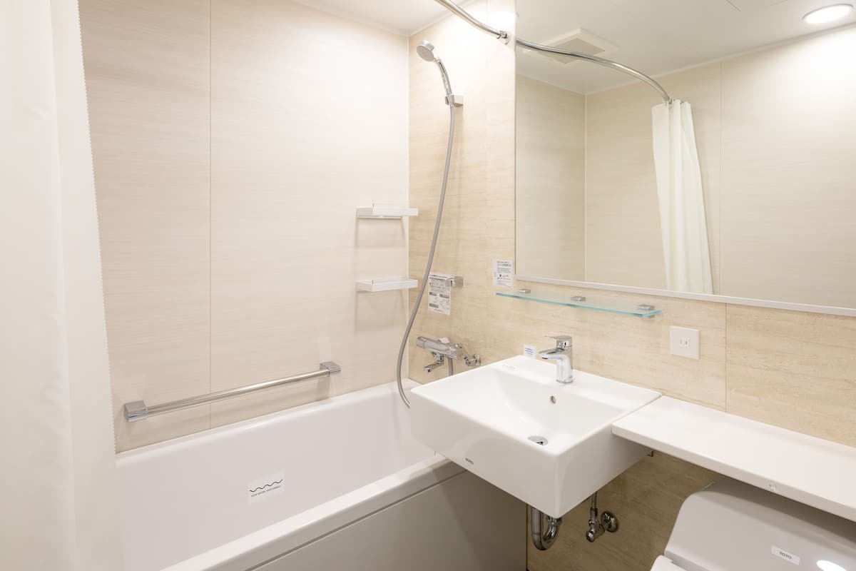 combined shower/bathtub, hair dryer, slippers, bidet