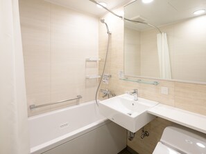 Combined shower/bathtub, hair dryer, slippers, bidet - Comfort Hotel Nagoya Meiekiminami (Nagoya)