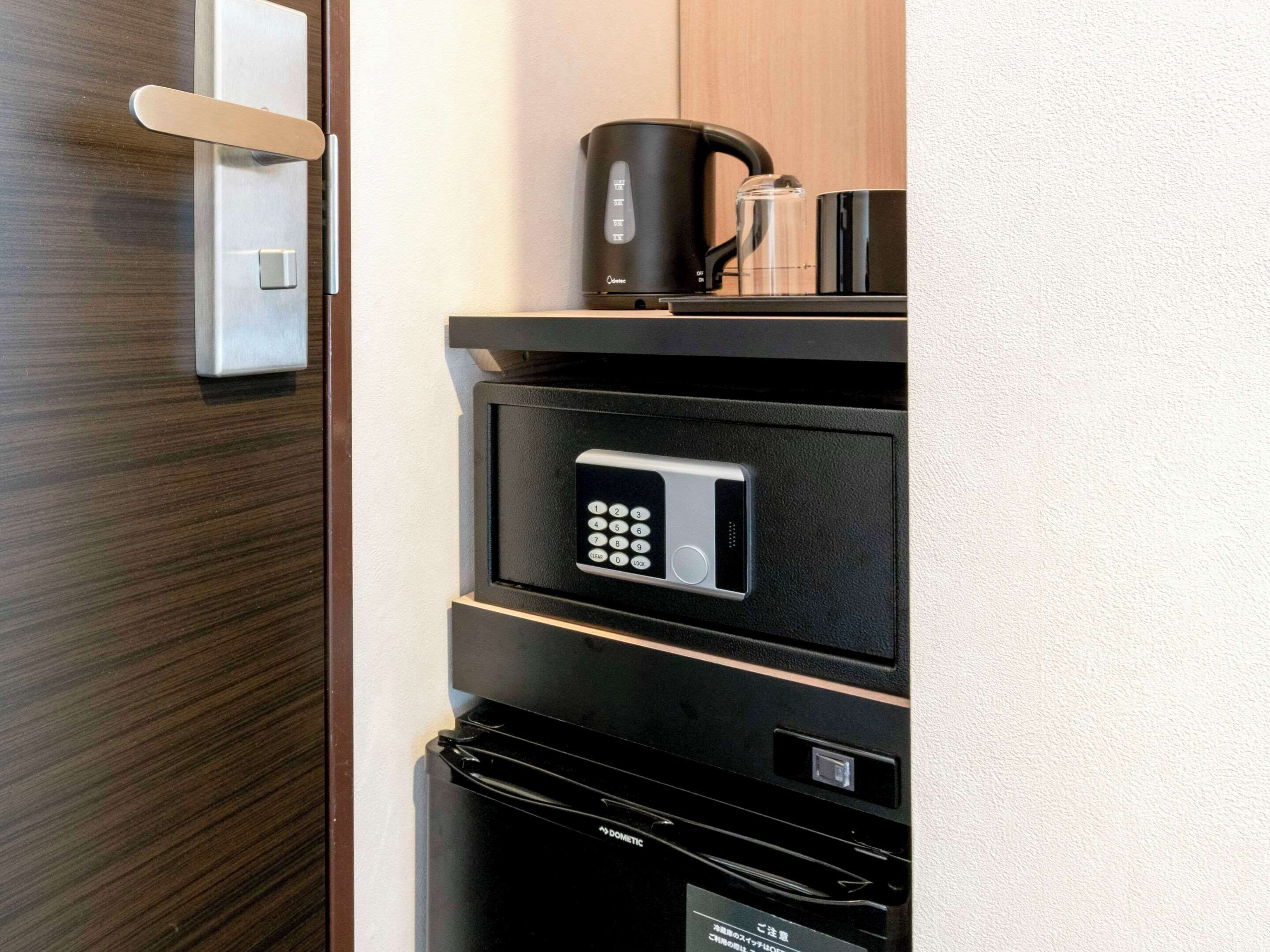 standard room, 1 double bed, non smoking | 1 bedroom, in-room safe, desk, laptop workspace