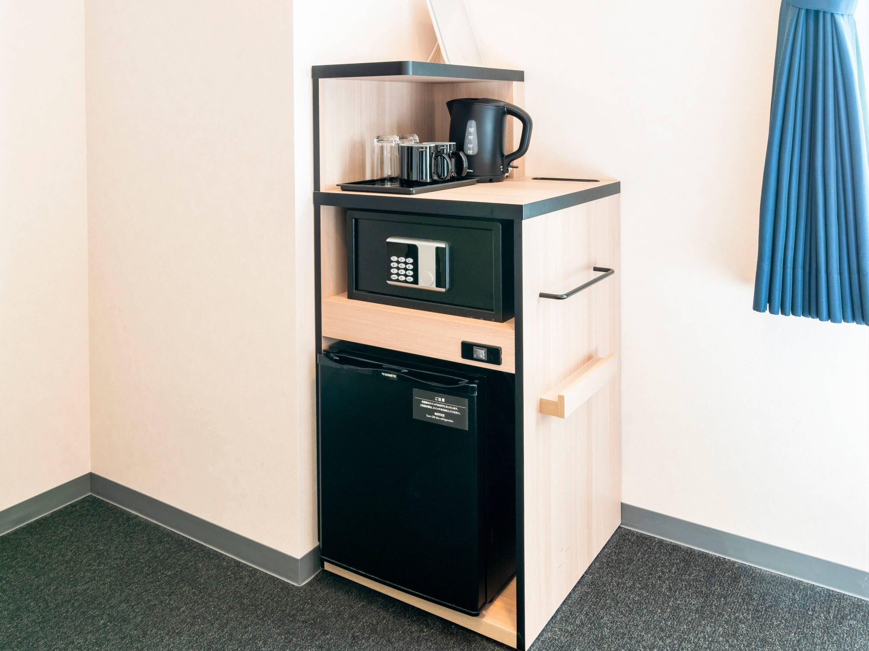 Standard Room, 2 Twin Beds, Non Smoking | In-room safe, desk, laptop workspace, blackout drapes