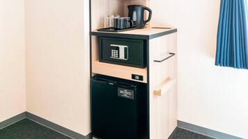 Standard Room, 2 Twin Beds, Non Smoking | In-room safe, desk, laptop workspace, blackout drapes