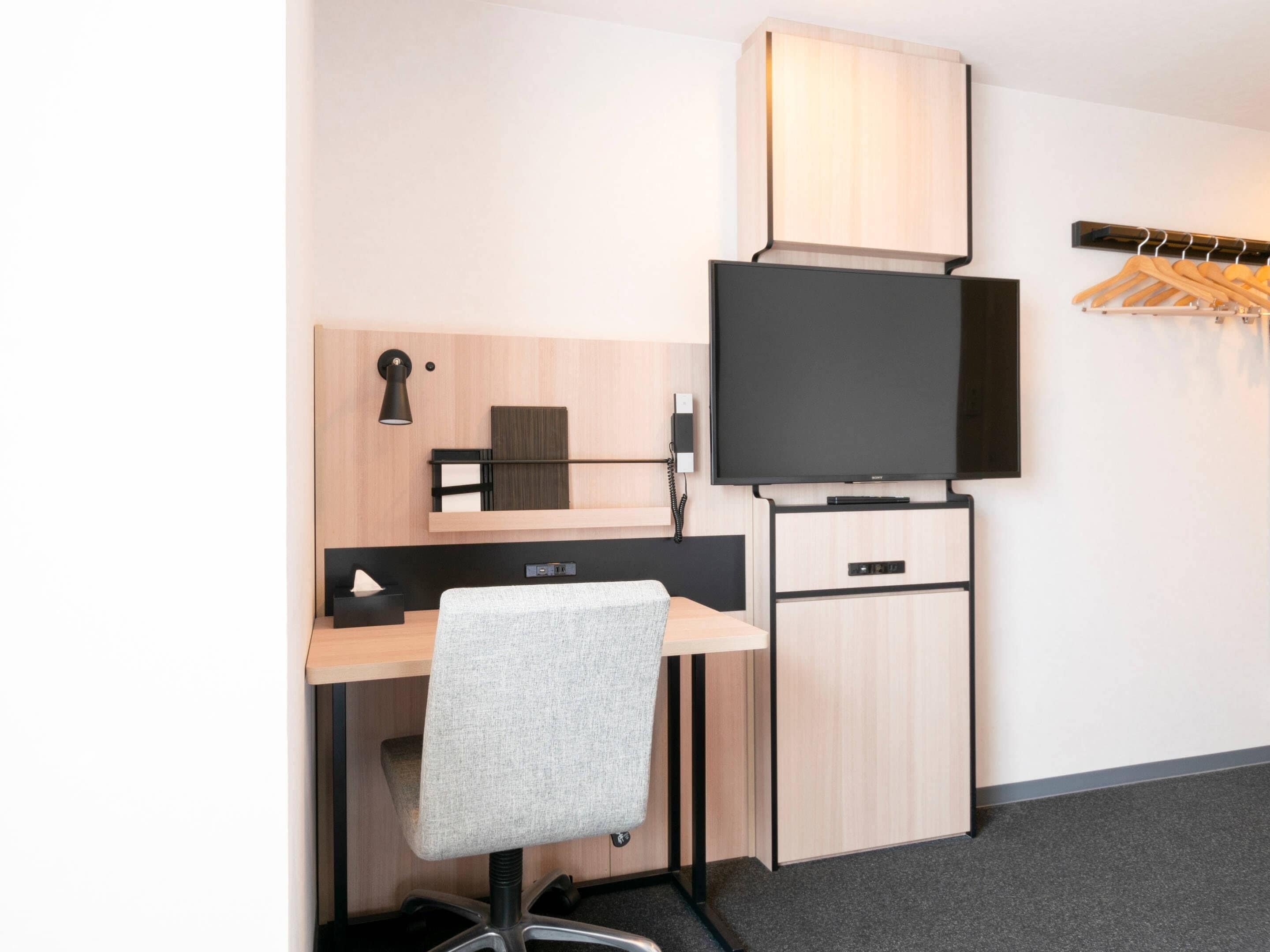 Standard Room, 1 Queen Bed, Non Smoking | In-room safe, desk, laptop workspace, blackout drapes