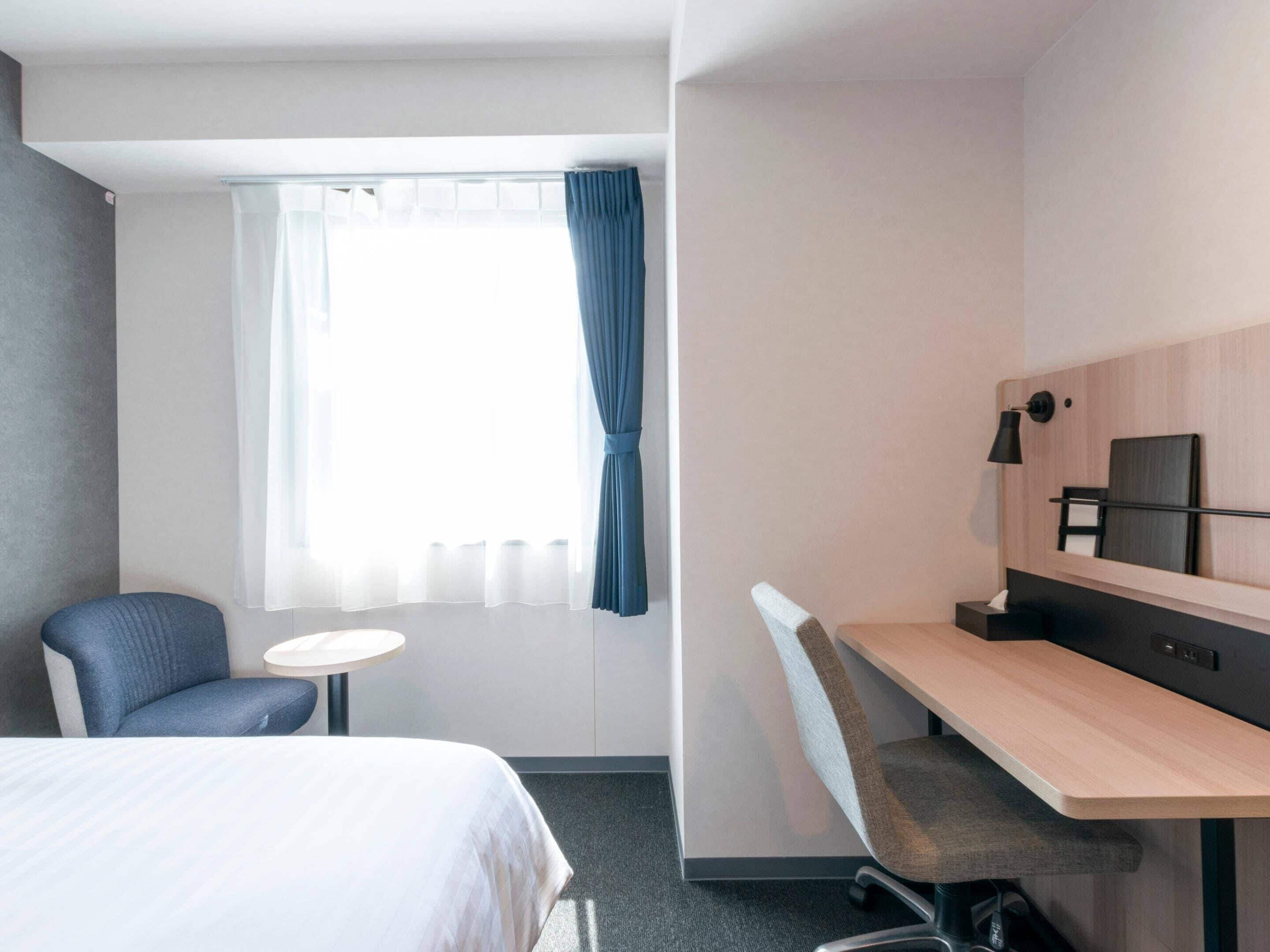 Quarto standard, 1 cama Queen, para não fumantes | Cofres nos quartos, escrivaninha, espaço de trabalho para notebook