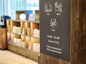 A sign with icons for talking, relaxing, and drinking, indicating a guest-only area available from 10:00 to 24:00. - Comfort Hotel ERA Nagoya Meiekiminami (Nagoya)