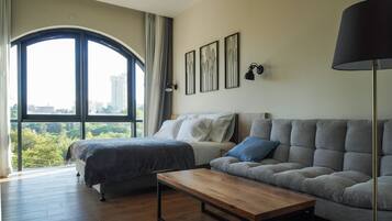 Comfort Room | Dihias secara berasingan, dilengkapkan perabot secara berasingan, meja