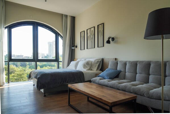 Comfort-huone | Yksilöllisesti sisustettu, yksilöllisesti kalustettu, työpöytä