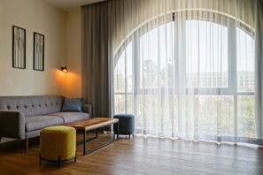 Suite - byudsigt | Opholdsområde | 42-tommers fladskærms-tv med digitale kanaler, tv, Netflix