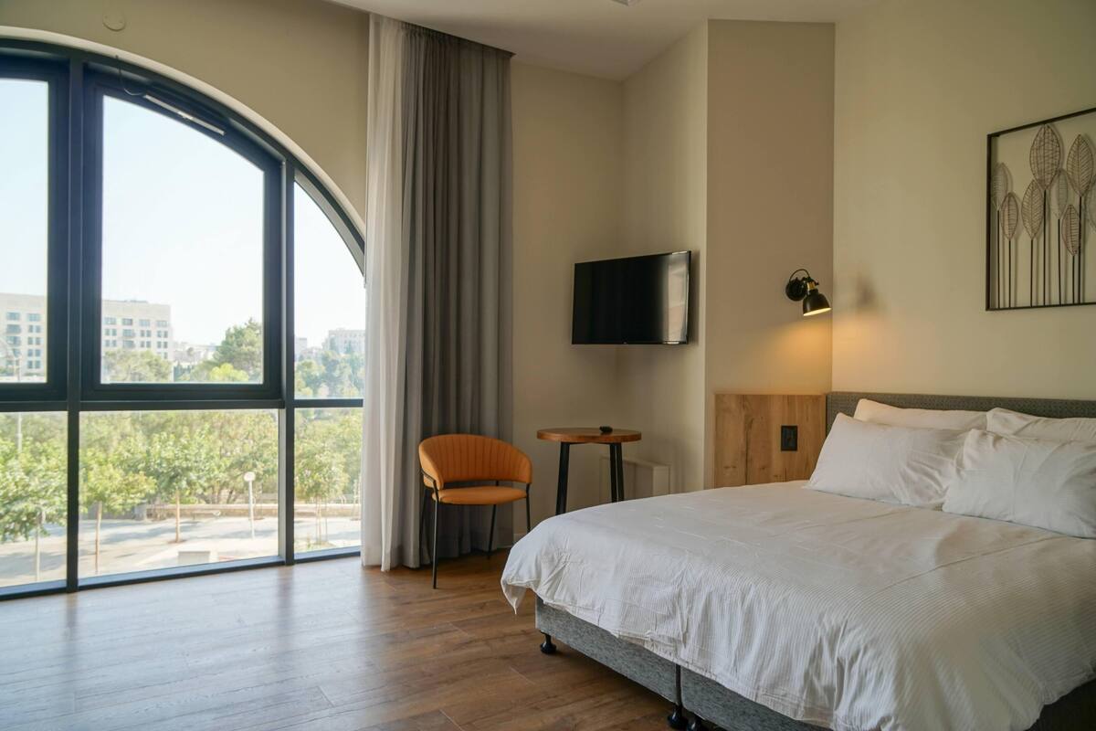 Suite, City View | Desk, iron/ironing board (on request), cribs (surcharge), WiFi (free)