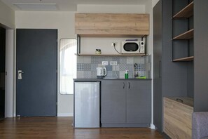 Suite, City View | Private kitchenette