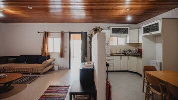 Familienhaus | Wohnbereich | 32-Zoll-LED-Fernseher mit Satellitenempfang, Fernseher