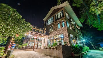 Façana frontal de l'allotjament (vespre/nit)