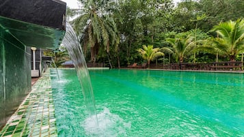 Una piscina al aire libre