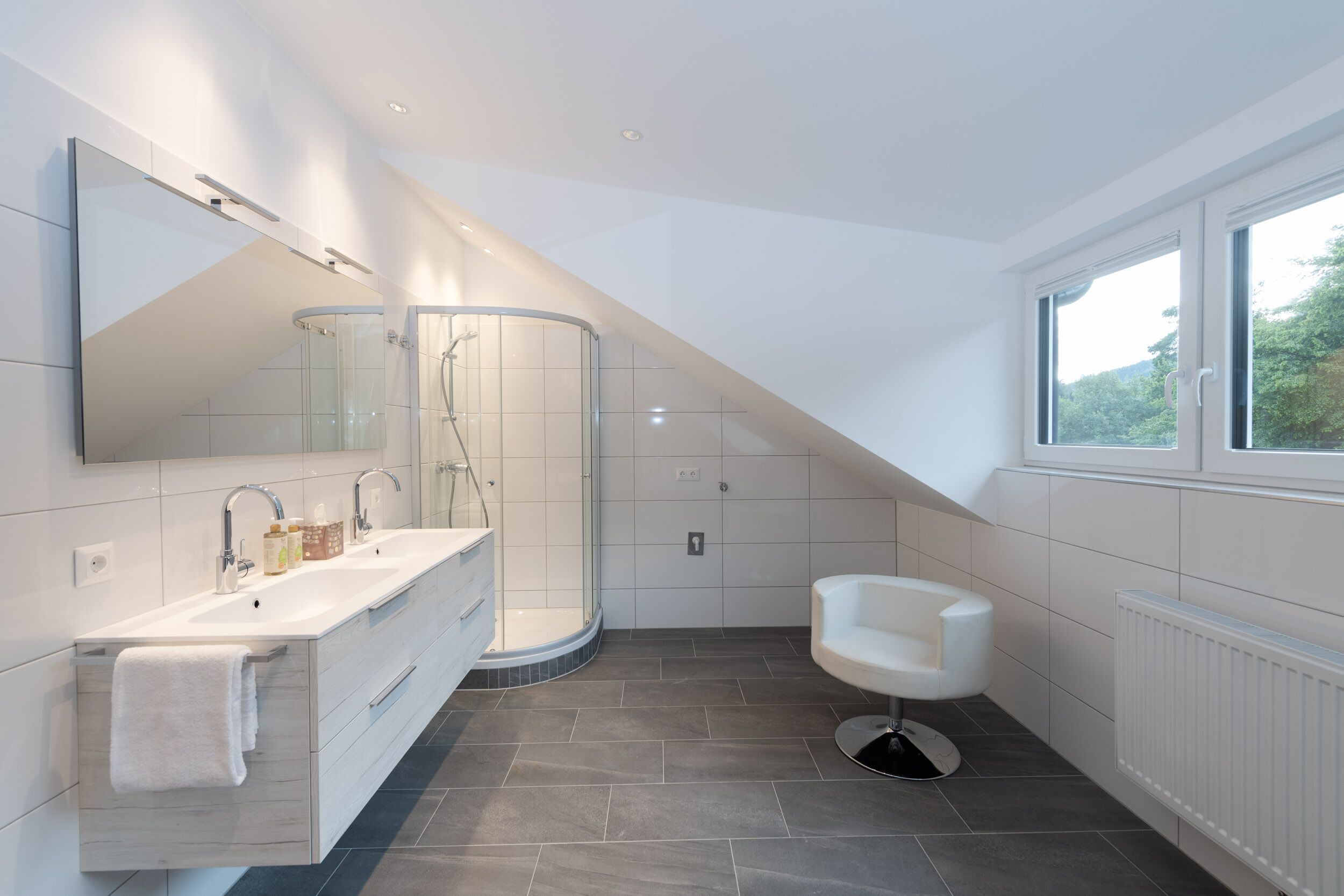 Badewanne, Haartrockner, Handtücher, Seife