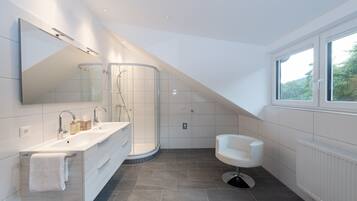 Badewanne, Haartrockner, Handtücher, Seife