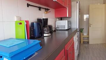 Apartemen, 3 kamar tidur | Dapur bersama | Lemari es, microwave, oven, dan mesin pembuat kopi/teh