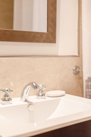 Ducha, artículos de tocador gratuitos, toallas
