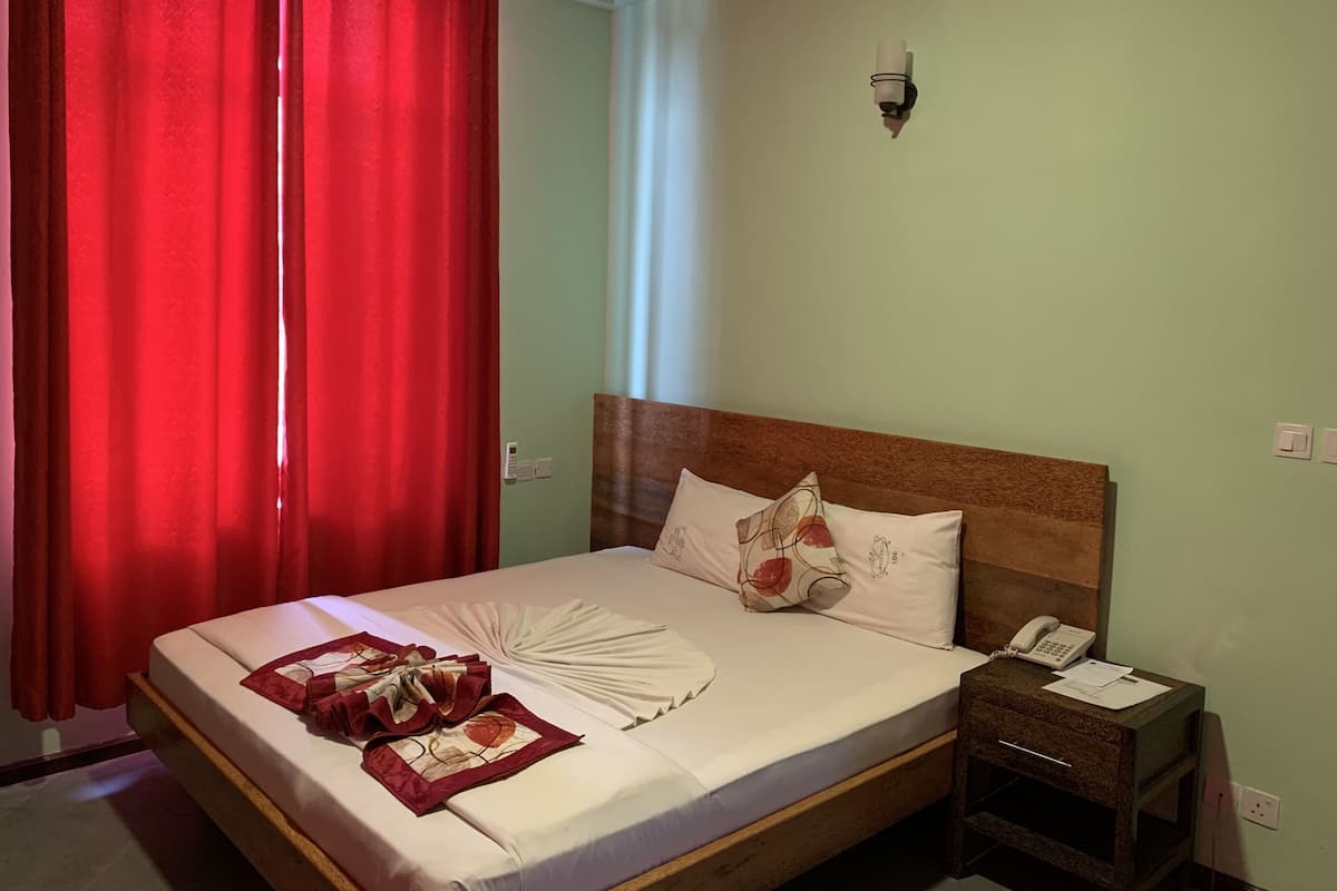 Executive Double Room | Free WiFi, bed sheets