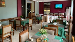 S'hi serveixen esmorzars, dinars i sopars 