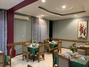 Déjeuner, dîner et souper servis sur place