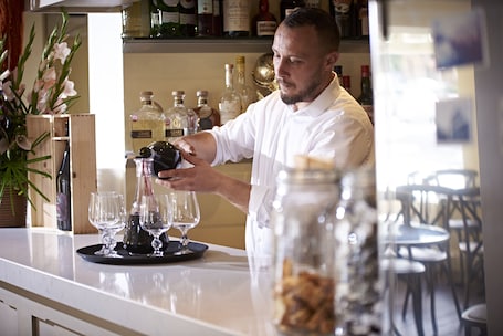 Bar (en la propiedad). Valentinos Restaurant With Rooms