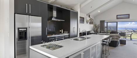 Refrigerador, microondas, lavavajillas y tostadora