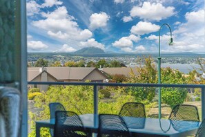 Outdoor dining - Lake View Bliss - Lake Taupo Holiday Home (Acacia Bay)