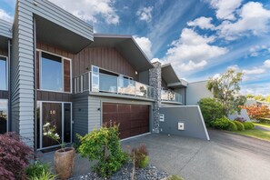 Exterior - Lake View Bliss - Lake Taupo Holiday Home (Acacia Bay)