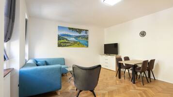 Apartamento superior, 1 habitación, cocina (5) | Sala de estar | Una televisión de pantalla plana