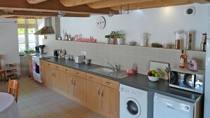 Una cocina moderna con armarios de madera, lavavajillas integrado y un fregadero.