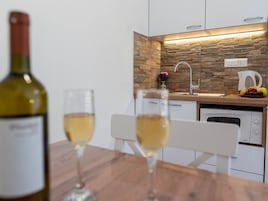 Estúdio (Standard Studio with Balcony/Sea View) | Cozinha privada | Cafeteira/chaleira, geladeira, micro-ondas, cooktop