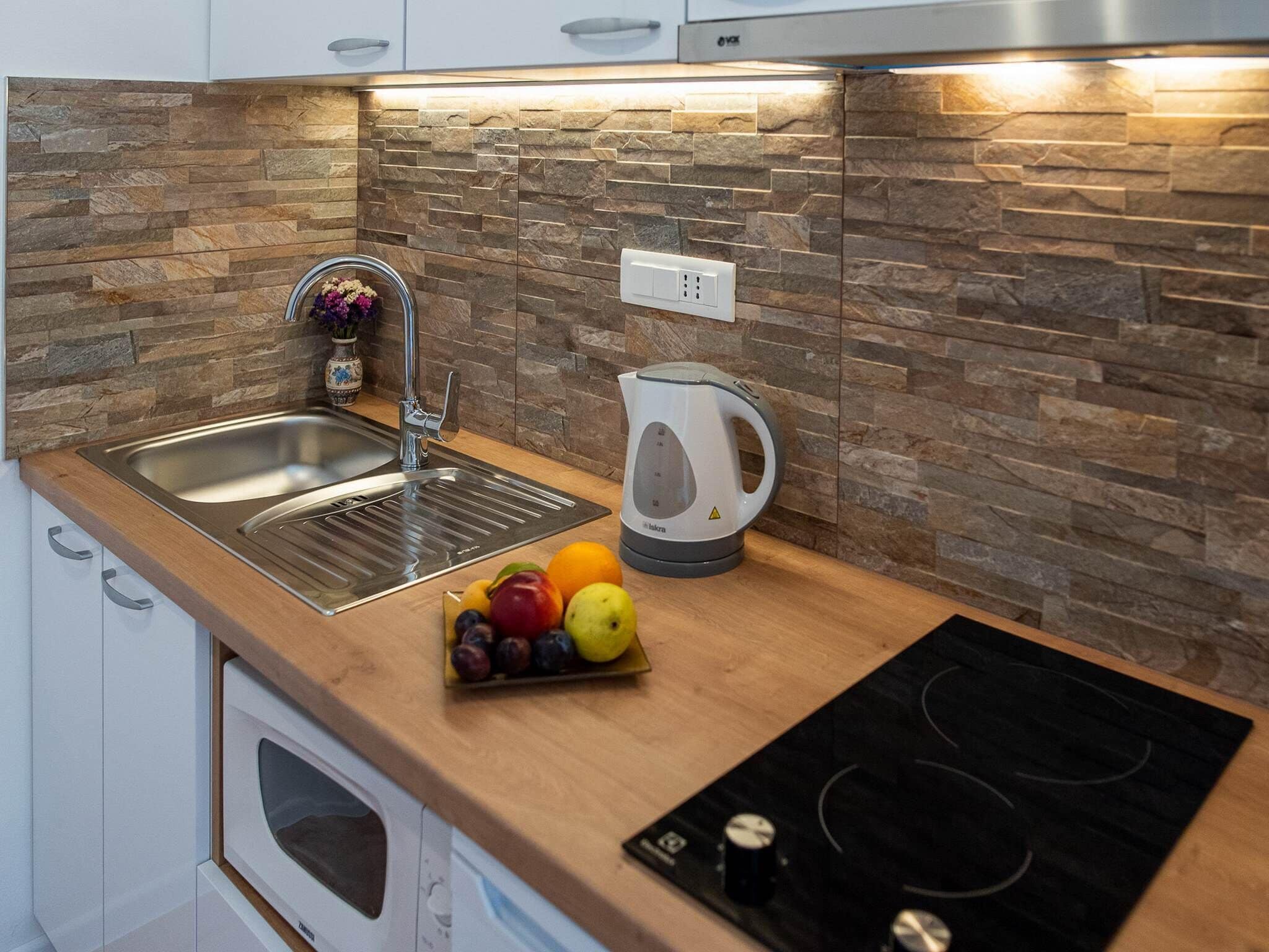 Studio (Standard Studio with Balcony/Sea View) | Coin cuisine privé | Réfrigérateur, micro-ondes, plaque de cuisson, cafetière/bouilloire