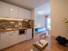 สตูดิโอ (Comfort Studio with Balcony Sea View) | ครัวขนาดเล็กส่วนตัว | ตู้เย็น, ไมโครเวฟ, เตาประกอบอาหาร, เครื่องชงกาแฟ/ชา