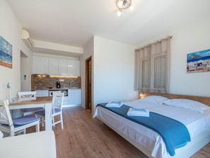 Studio (Studio with Balcony Sea View) | Free WiFi, bed sheets
