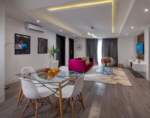 Apartamento premium, 1 quarto, acesso à piscina, vista para a cidade | Comodidades do quarto