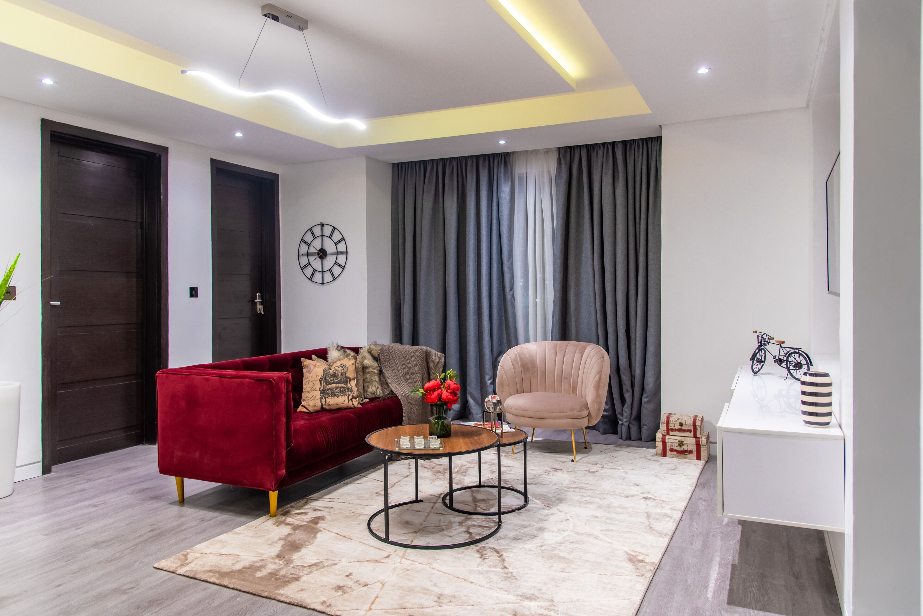 Premium appartement, 1 slaapkamer, toegang tot zwembad, uitzicht op stad | Woonkamer | Een 50-inch smart-tv met kabelzenders, Netflix en streamingdiensten