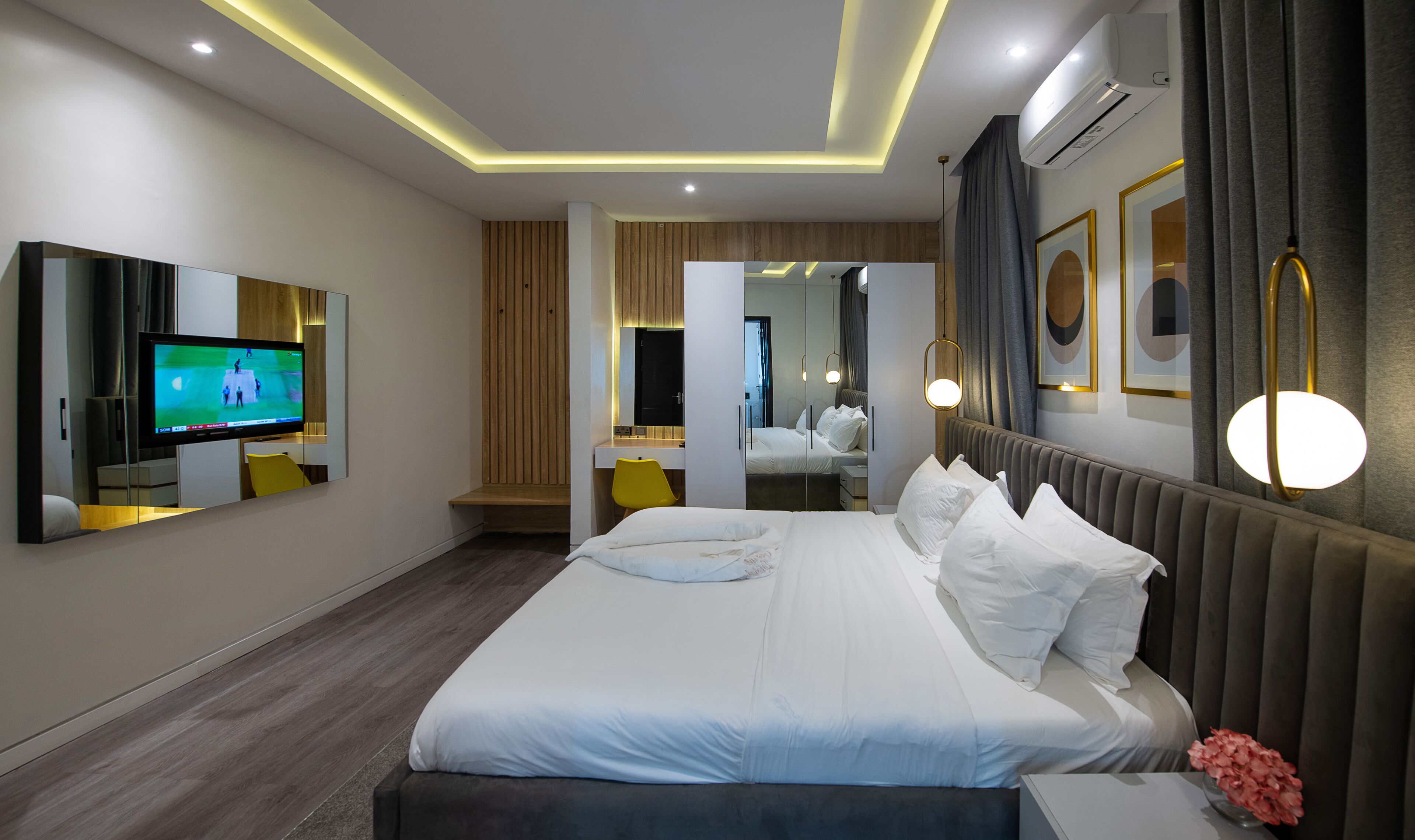 Premium Penthouse, 3 Bedrooms, Pool Access, Lake View | Room amenity