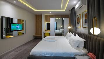 Premium Penthouse, 3 Bedrooms, Pool Access, Lake View | Room amenity