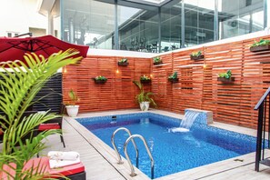 Piscina externa, espreguiçadeiras