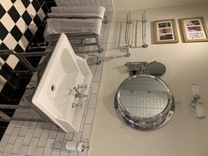 Bathtub, jetted tub, hair dryer, towels - Jenson Cottage at 'This Is Not Here' (Skirpenbeck)